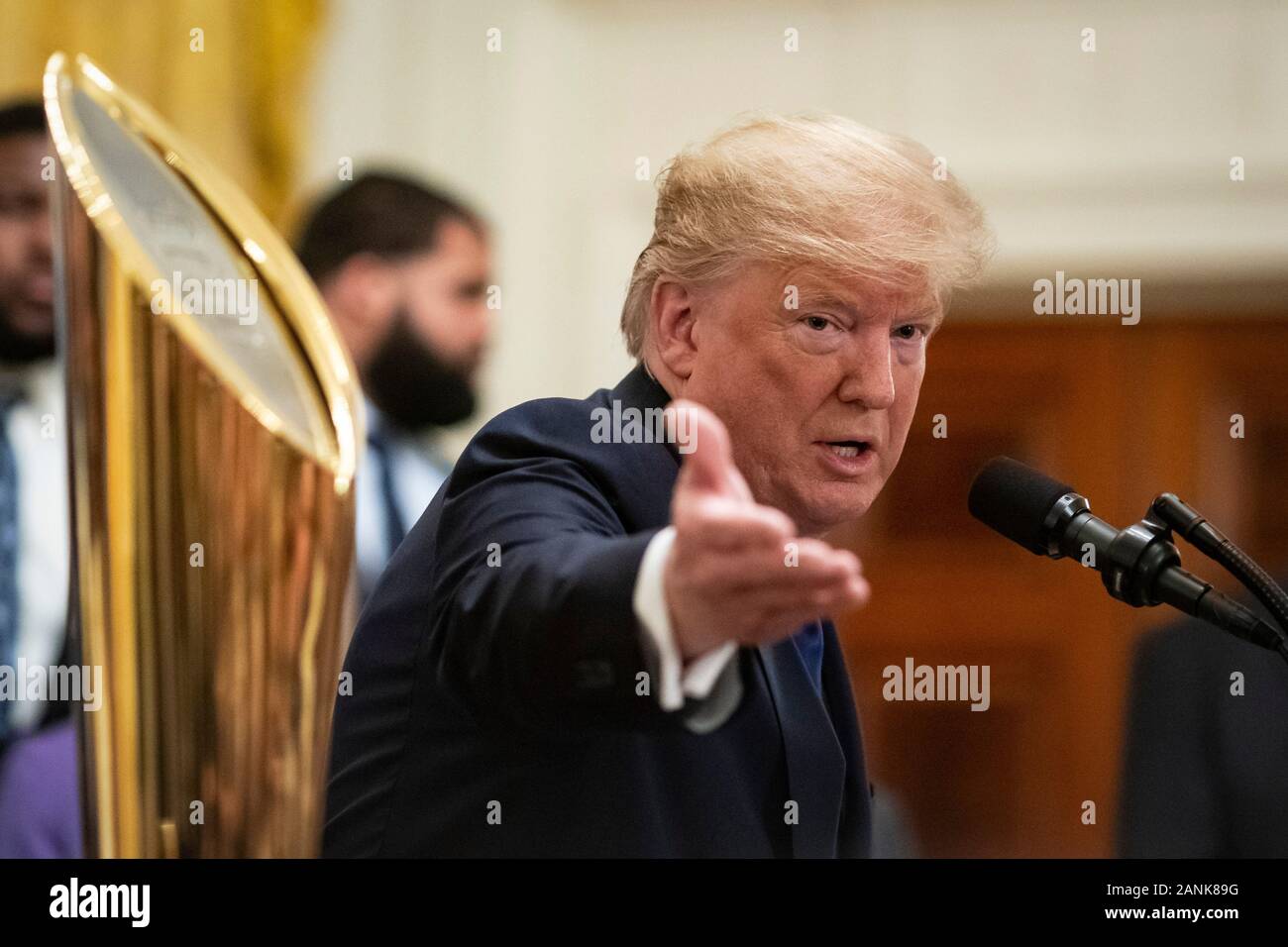 Washington, DC, USA. 17 Jan, 2020. Präsidenten der Vereinigten Staaten Donald J. Trumpf spricht während einer Veranstaltung zu Ehren Mitgliedern der Louisiana State University Fußballmannschaft im East Room des Weißen Hauses in Washington, DC, USA, am Freitag, Jan. 17, 2020. Das Team war an das Weiße Haus in Anerkennung ihrer gewann die 2019 NCAA Football Meisterschaft am Montag eingeladen. Credit: Al Drago/Pool über CNP | Verwendung der weltweiten Kredit: dpa/Alamy leben Nachrichten Stockfoto