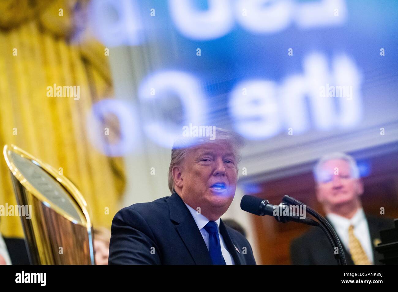 Washington, DC, USA. 17 Jan, 2020. Präsidenten der Vereinigten Staaten Donald J. Trumpf spricht während einer Veranstaltung zu Ehren Mitgliedern der Louisiana State University Fußballmannschaft im East Room des Weißen Hauses in Washington, DC, USA, am Freitag, Jan. 17, 2020. Das Team war an das Weiße Haus in Anerkennung ihrer gewann die 2019 NCAA Football Meisterschaft am Montag eingeladen. Credit: Al Drago/Pool über CNP | Verwendung der weltweiten Kredit: dpa/Alamy leben Nachrichten Stockfoto