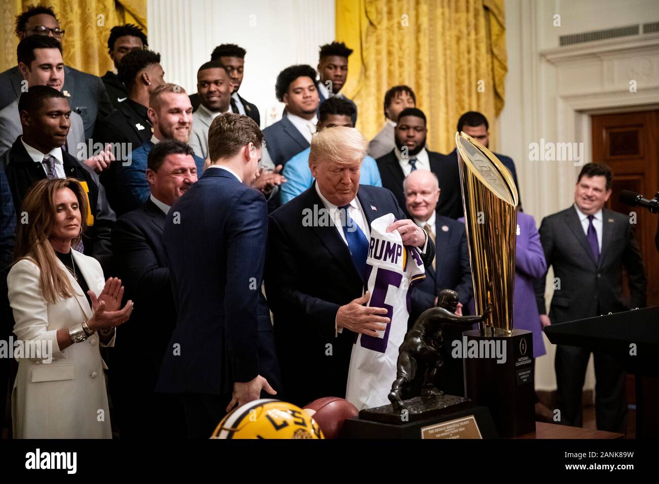 Washington, DC, USA. 17 Jan, 2020. Präsidenten der Vereinigten Staaten Donald J. Trumpf hält ein Jersey von Joe Burrow, Quarterback der Louisiana State University Football Team präsentiert, Links, während einer Veranstaltung zu Ehren der Mannschaft im East Room des Weißen Hauses in Washington, DC, USA, am Freitag, Jan. 17, 2020. Das Team war an das Weiße Haus in Anerkennung ihrer gewann die 2019 NCAA Football Meisterschaft am Montag eingeladen. Credit: Al Drago/Pool über CNP | Verwendung der weltweiten Kredit: dpa/Alamy leben Nachrichten Stockfoto