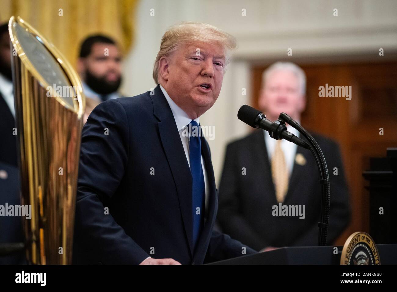 Washington, DC, USA. 17 Jan, 2020. Präsidenten der Vereinigten Staaten Donald J. Trumpf spricht während einer Veranstaltung zu Ehren Mitgliedern der Louisiana State University Fußballmannschaft im East Room des Weißen Hauses in Washington, DC, USA, am Freitag, Jan. 17, 2020. Das Team war an das Weiße Haus in Anerkennung ihrer gewann die 2019 NCAA Football Meisterschaft am Montag eingeladen. Credit: Al Drago/Pool über CNP | Verwendung der weltweiten Kredit: dpa/Alamy leben Nachrichten Stockfoto