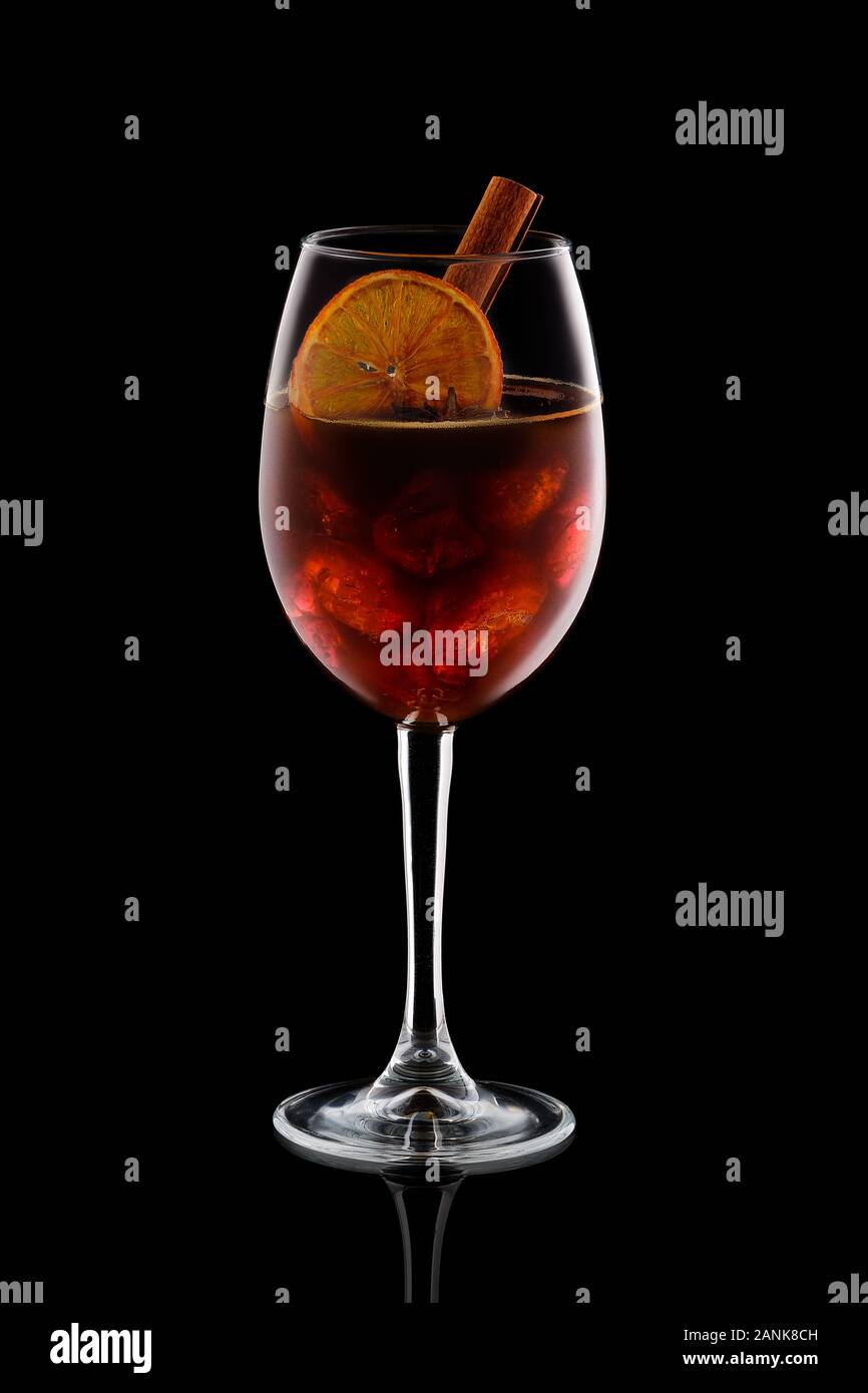 Kalten alkoholfreien Cocktail mit Cognac, Kaffee und Eis auf schwarzem Hintergrund Stockfoto