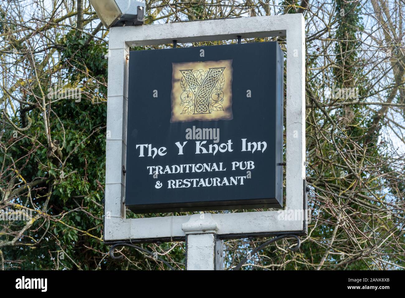Die Y-Knoten Pub und Restaurant (Public House) in der Nähe von Old Basing, Hampshire, UK. Ungewöhnliche Pub, Pub anmelden Stockfoto