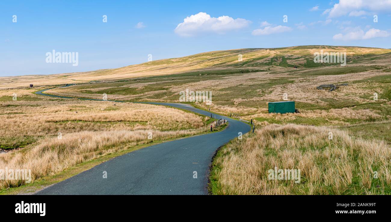 Landstraße in den Yorkshire Dales in der Nähe von West Stonesdale, North Yorkshire, England, Großbritannien Stockfoto