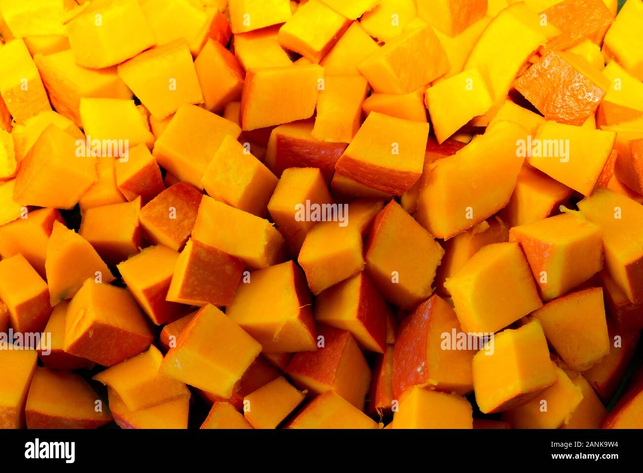 Schneiden Sie Stücke von Kürbis für Suppe Stockfoto