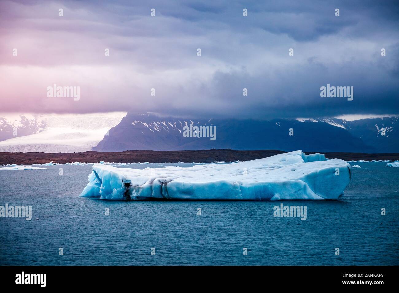 Große Stücke des Eisbergs. Malerische und schöne Szene. Ort Vatnajökull National Park, Europa. Atemberaubende Bildqualität der beliebten Tou Stockfoto