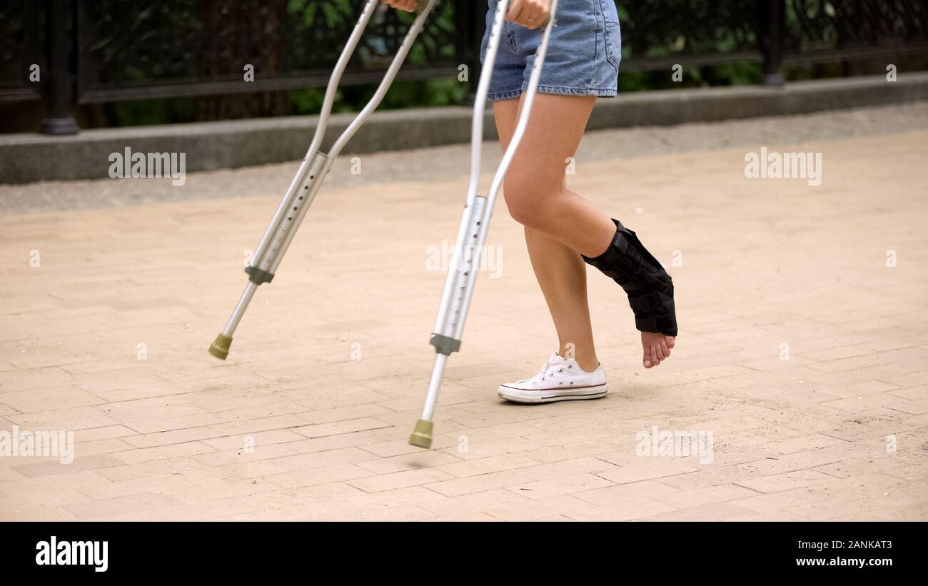 Patienten mit verletzten Knöchel Gehen auf Krücken im Freien, Bein  belasten, Bruch Stockfotografie - Alamy