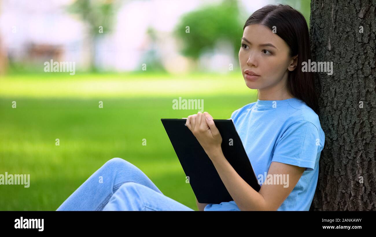 Kreative Künstlerin zeichnen im Freien, Student arbeiten Projekt Stockfoto