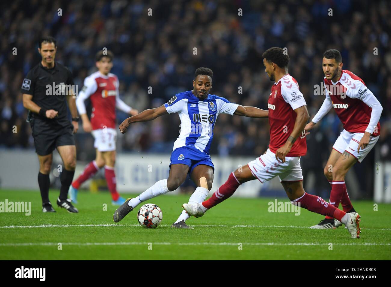 17. Januar 2020; Dragao Stadion, Porto, Portugal; Portugiesische Meisterschaft 2019/2020, FC Porto gegen Braga; Wilson Manafa des FC Porto schießt von der Oberseite der Box-redaktionelle Verwendung Stockfoto