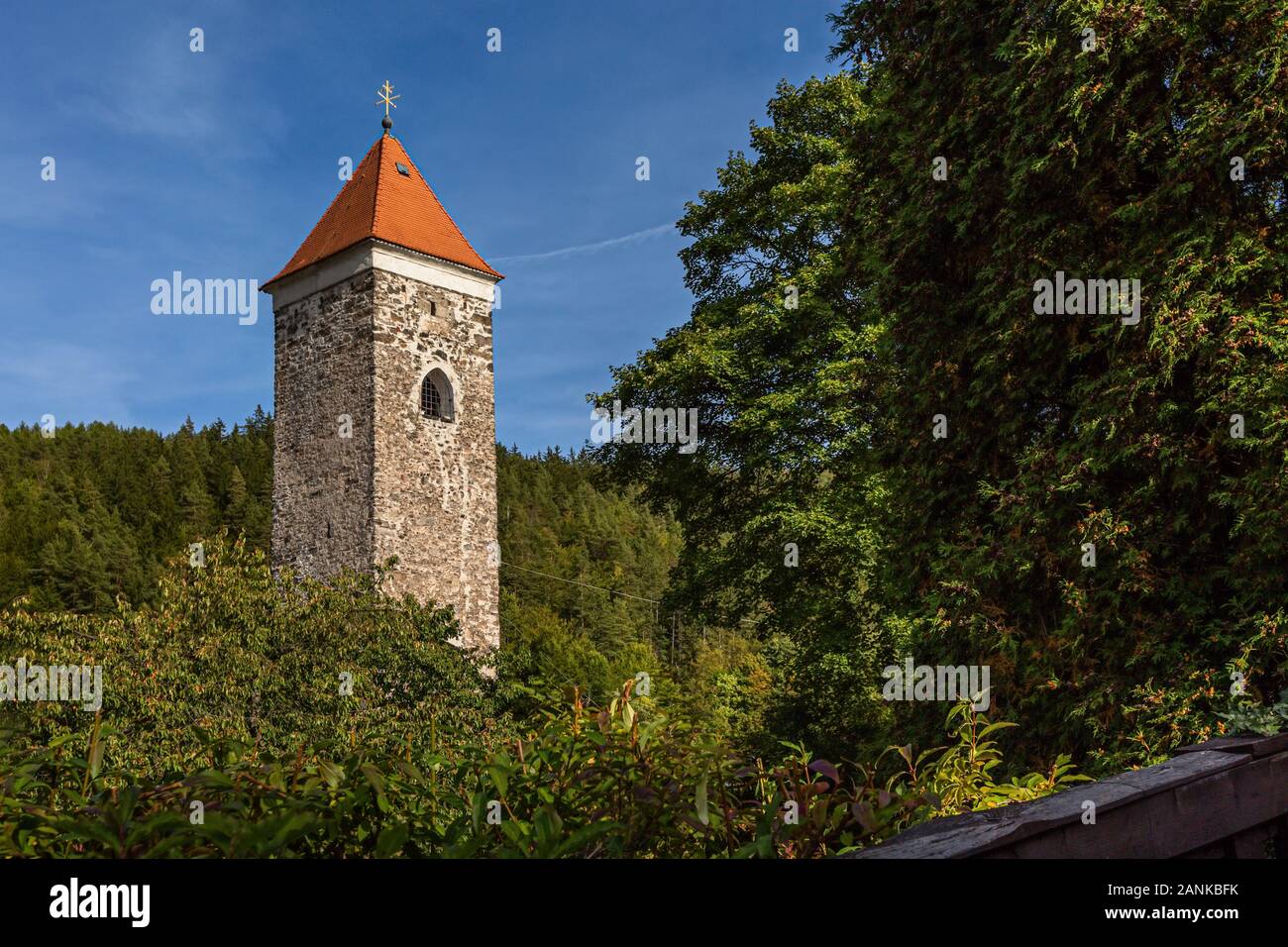 Nejdek/Tschechische Republik - 15. September 2019: einen steinernen Turm mit rotem Dach und Golden Cross ist ein Teil der ehemaligen Burg im 14. Jahrhundert erbaut. Stockfoto