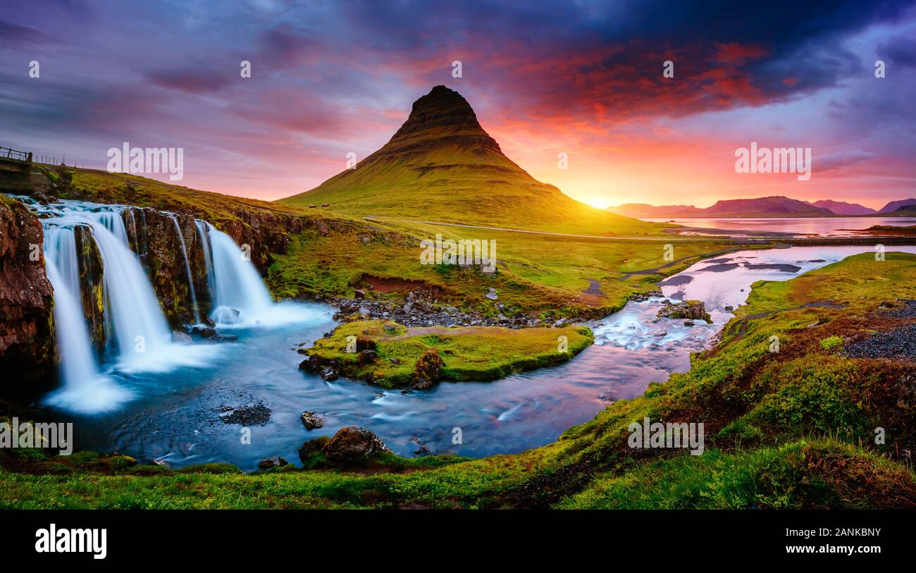 Kirkjufell Vulkan der Küste der Halbinsel Snaefellsnes. Malerische und schöne Szene. Lage Kirkjufellsfoss, Island, Sightseeing in Europa. Breatht Stockfoto