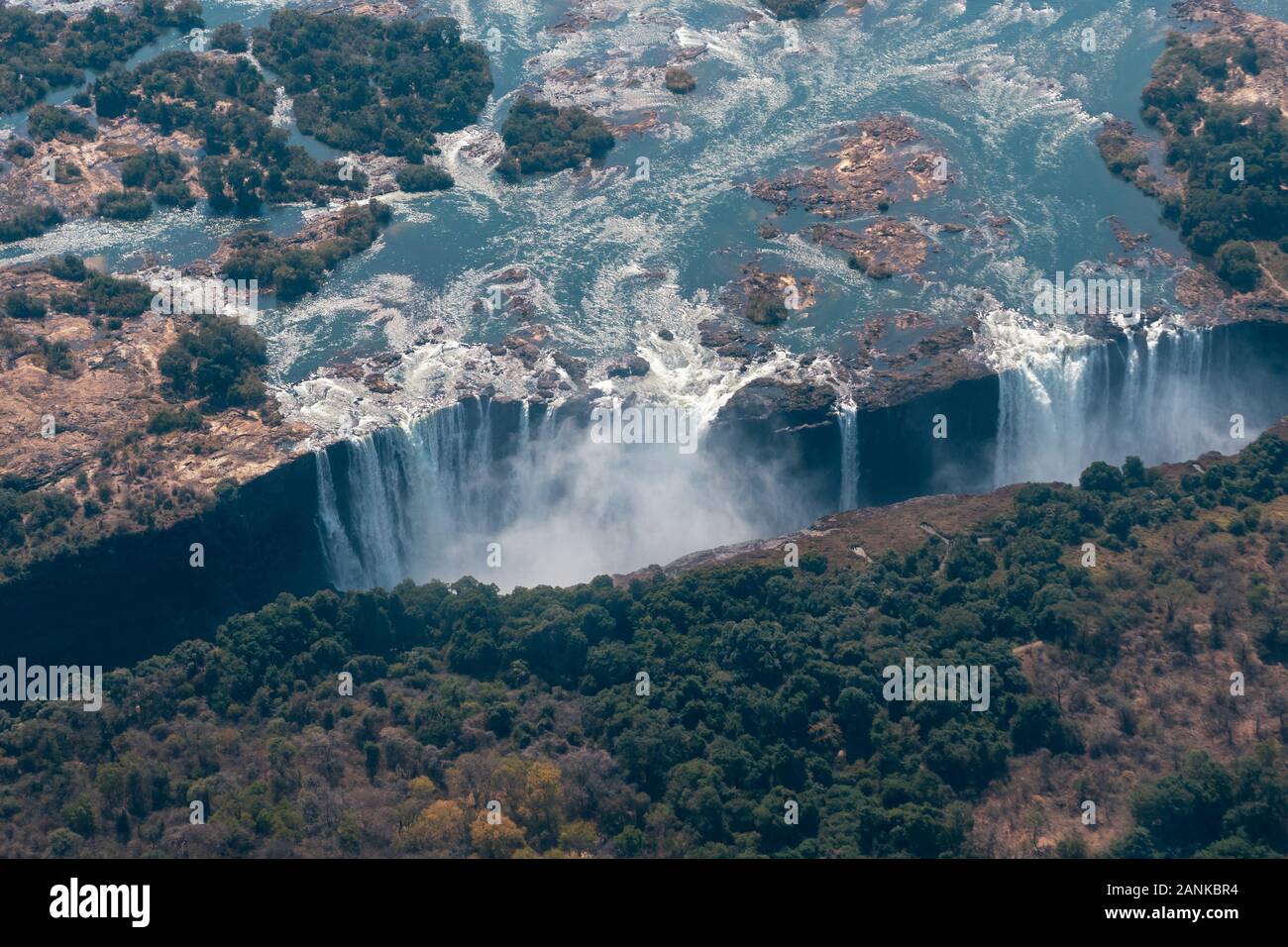 Victoria Falls Luftaufnahme, großen Zambezi River Wasserfall, zwischen Simbabwe und Sambia, Afrika, eine weltberühmte Sehenswürdigkeit Stockfoto