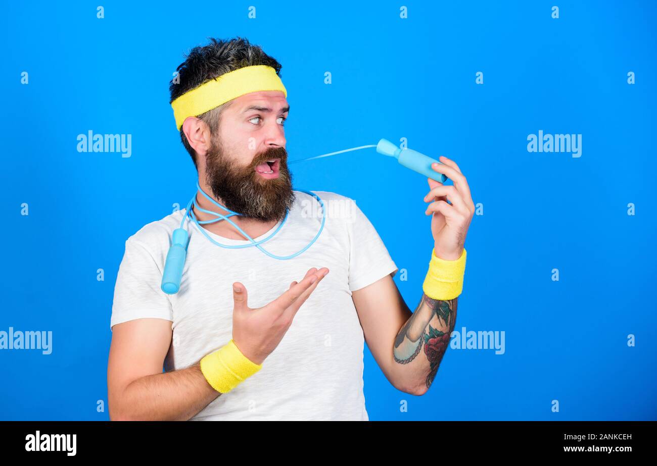 Blick auf den. führen die gesunden Lebensstil. Sport Shop Ausrüstung. im Sommer. Man bärtige Athlet halten Sie seilspringen. motivation Konzept. reife Sportler. Fitness Instructor üben in der Turnhalle. Stockfoto