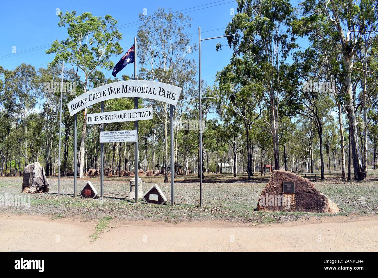 Die Eingangssage zum Rocky Creek war Memorial Park im Outback Australien Stockfoto