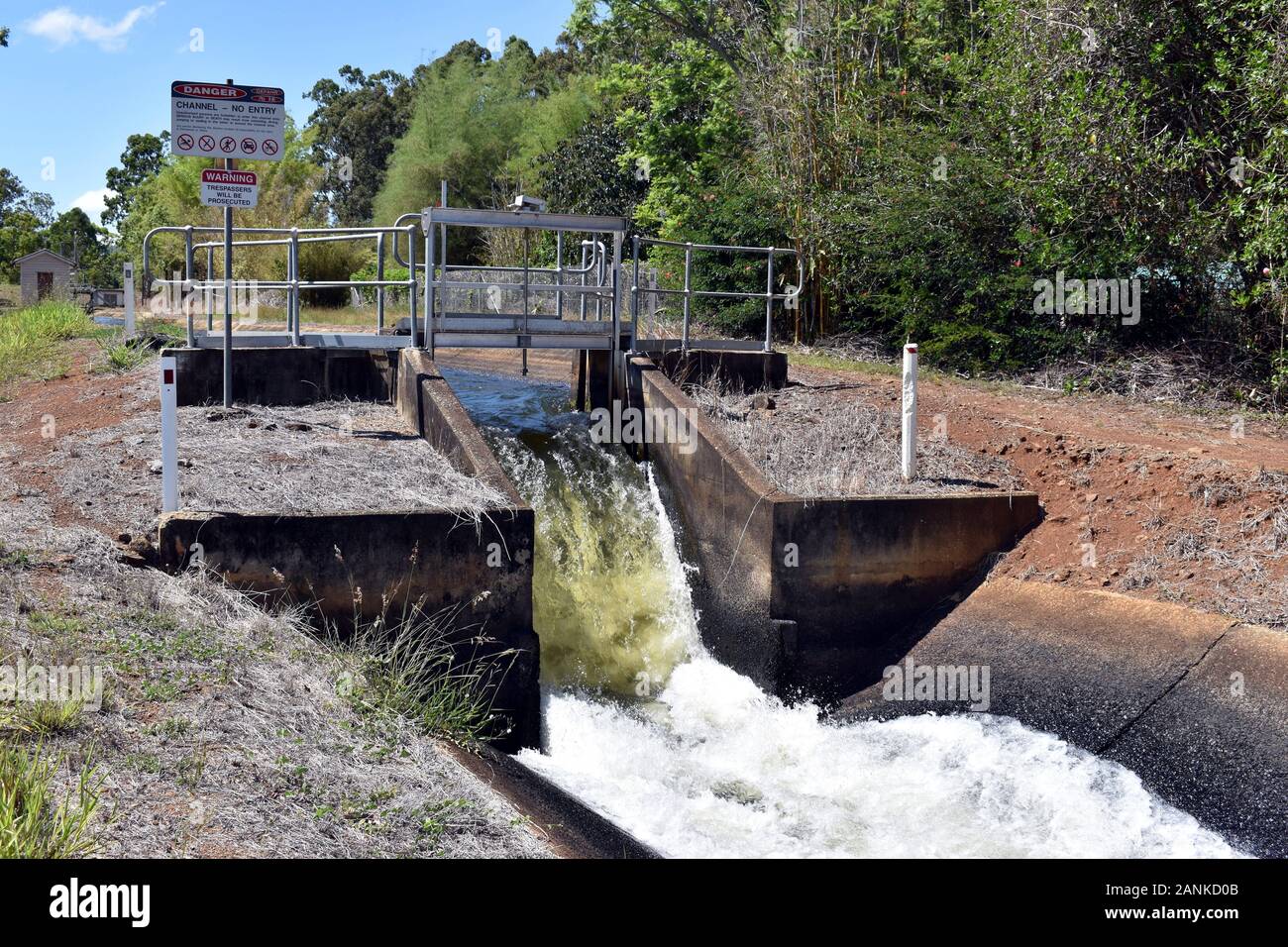 Ein Schleusentor, das den Wasserfluss für die Bewässerung in den Atherton Tablelands steuert Stockfoto