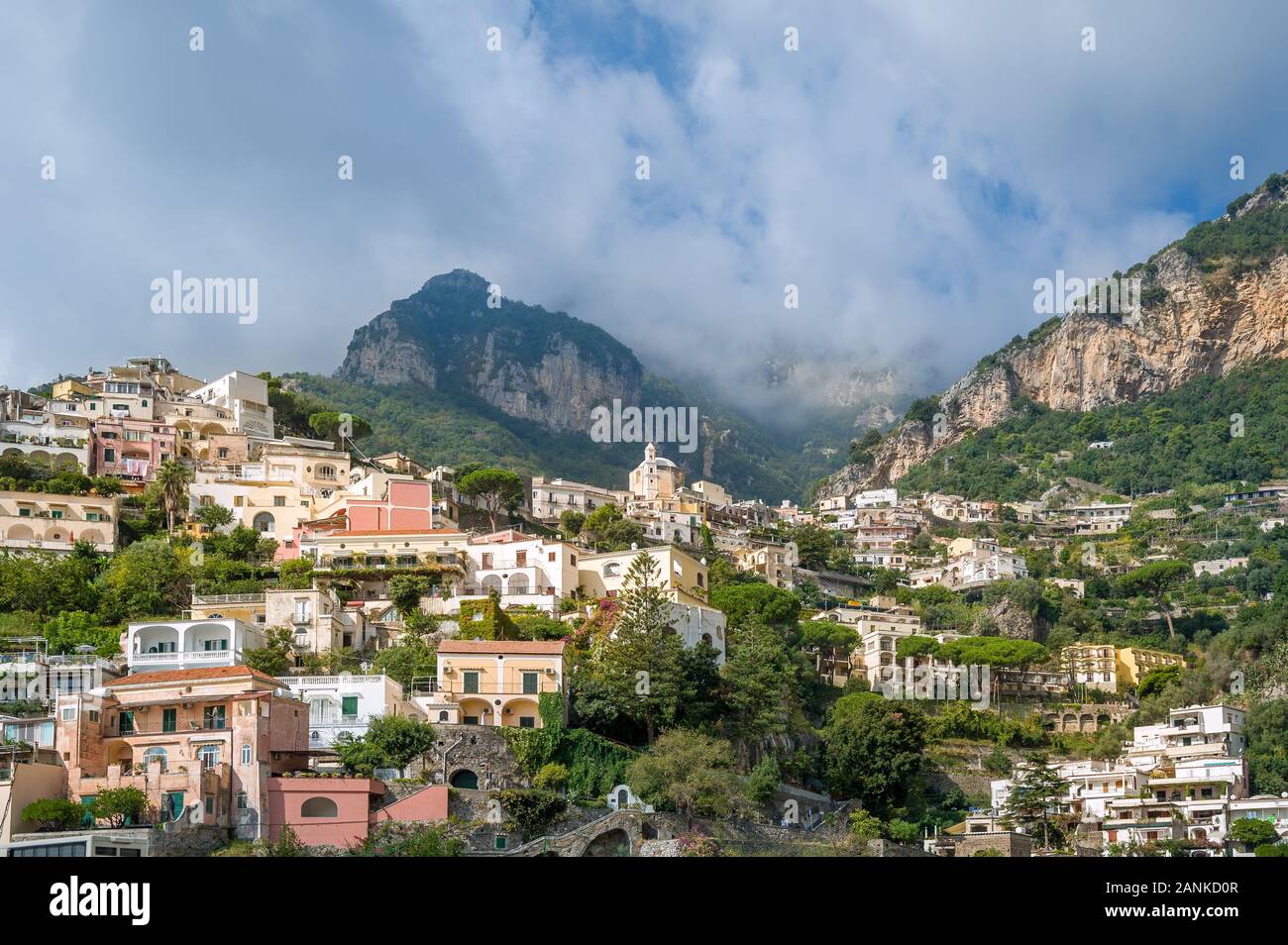 Landschaft von Positano Dorf mit Gebirge im Hintergrund. Küste von Amalfi, Italien. Stockfoto