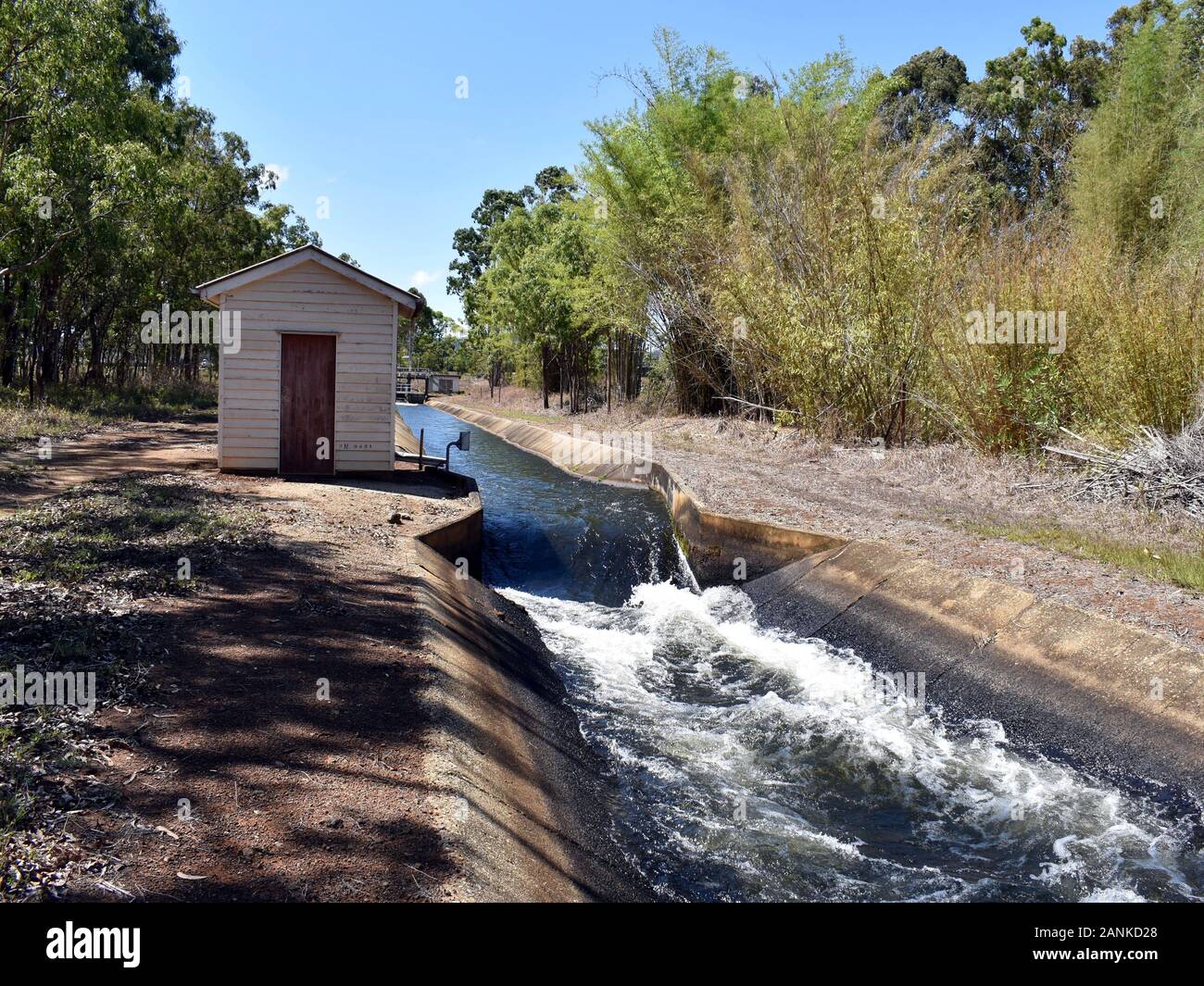 Ein Kontrollpunkt für die Wasserversorgung über ein Wehr Stockfoto