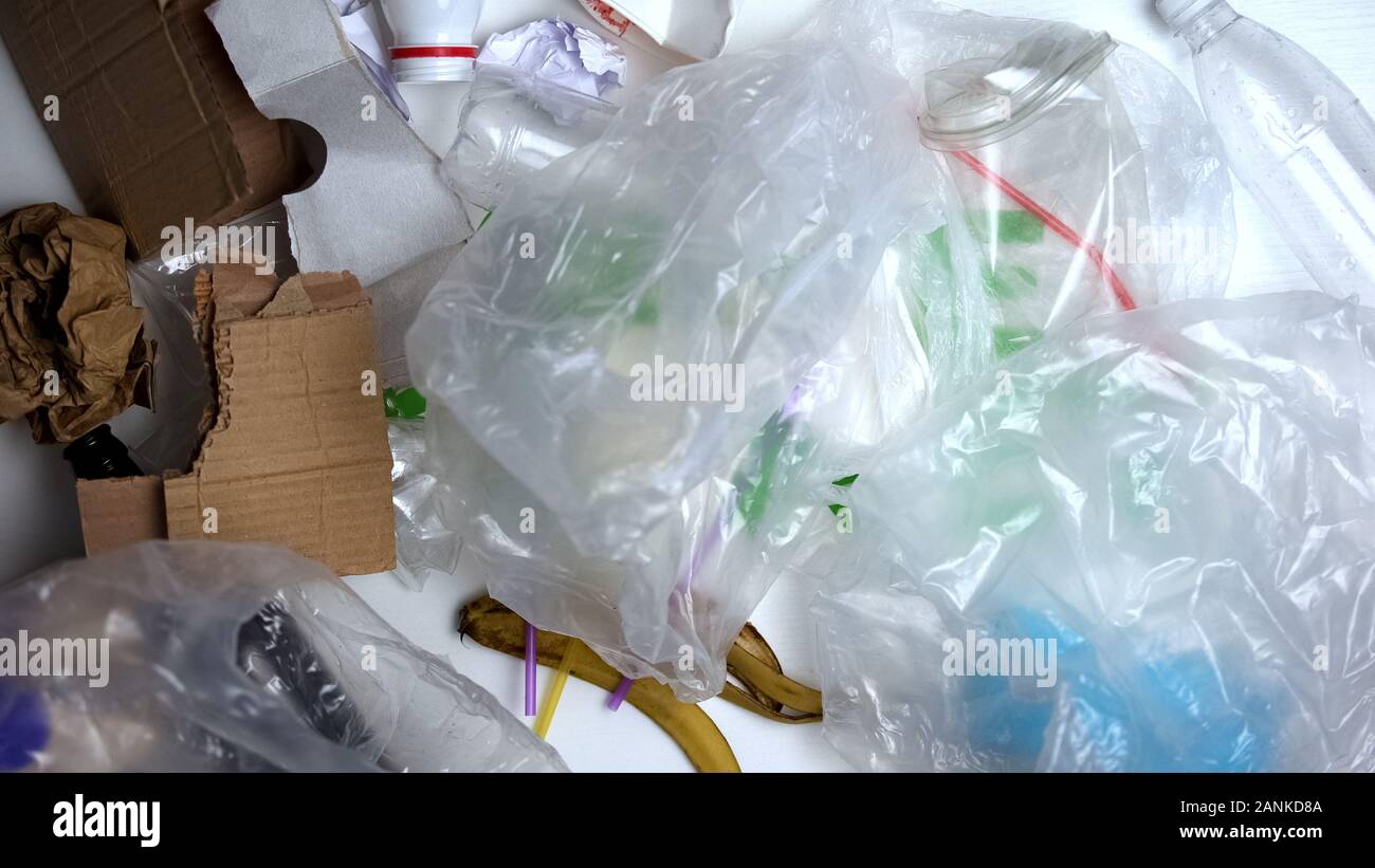 Wurf liegen auf weißem Hintergrund, ökologische Katastrophe, Recycling problem Stockfoto