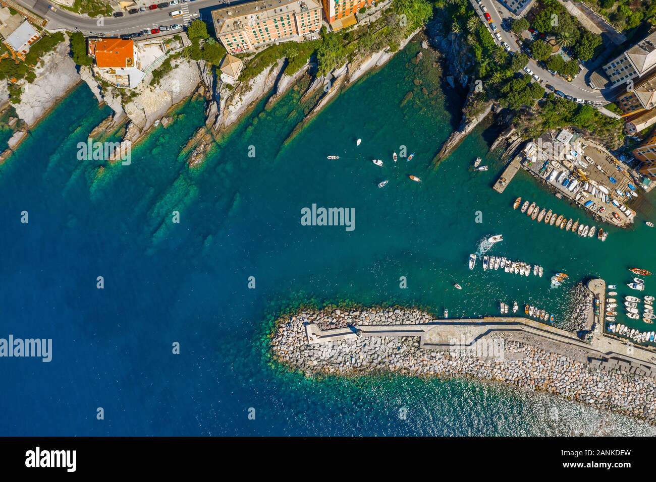 Camogli Harbour - Luftbild. Bunte Gebäude, Boote und Jachten in Yachthafen mit grünem Wasser. Stockfoto