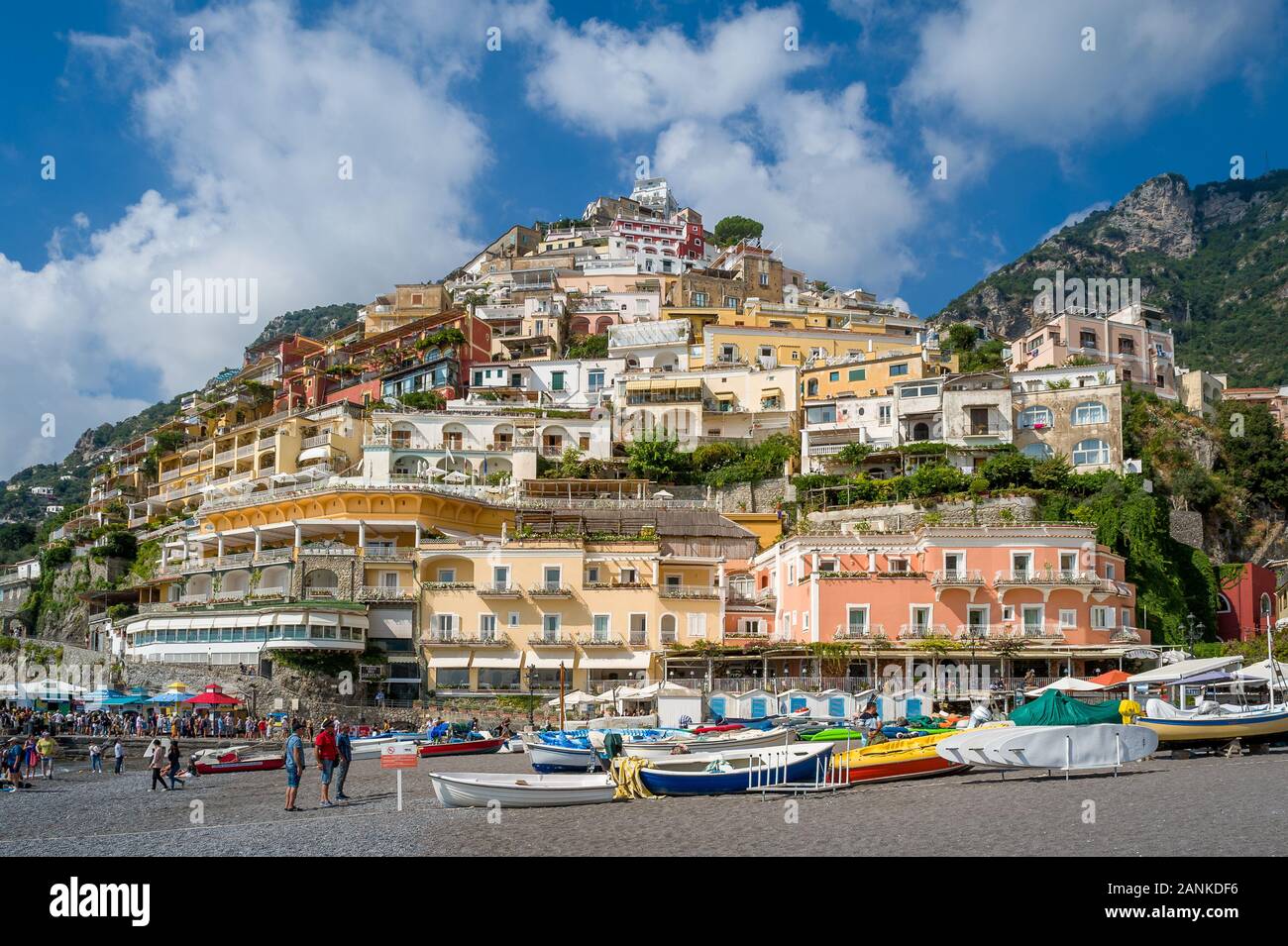 Die kleinen Fischer Boote in Positano Beach. Küste von Amalfi, Italien. Stockfoto