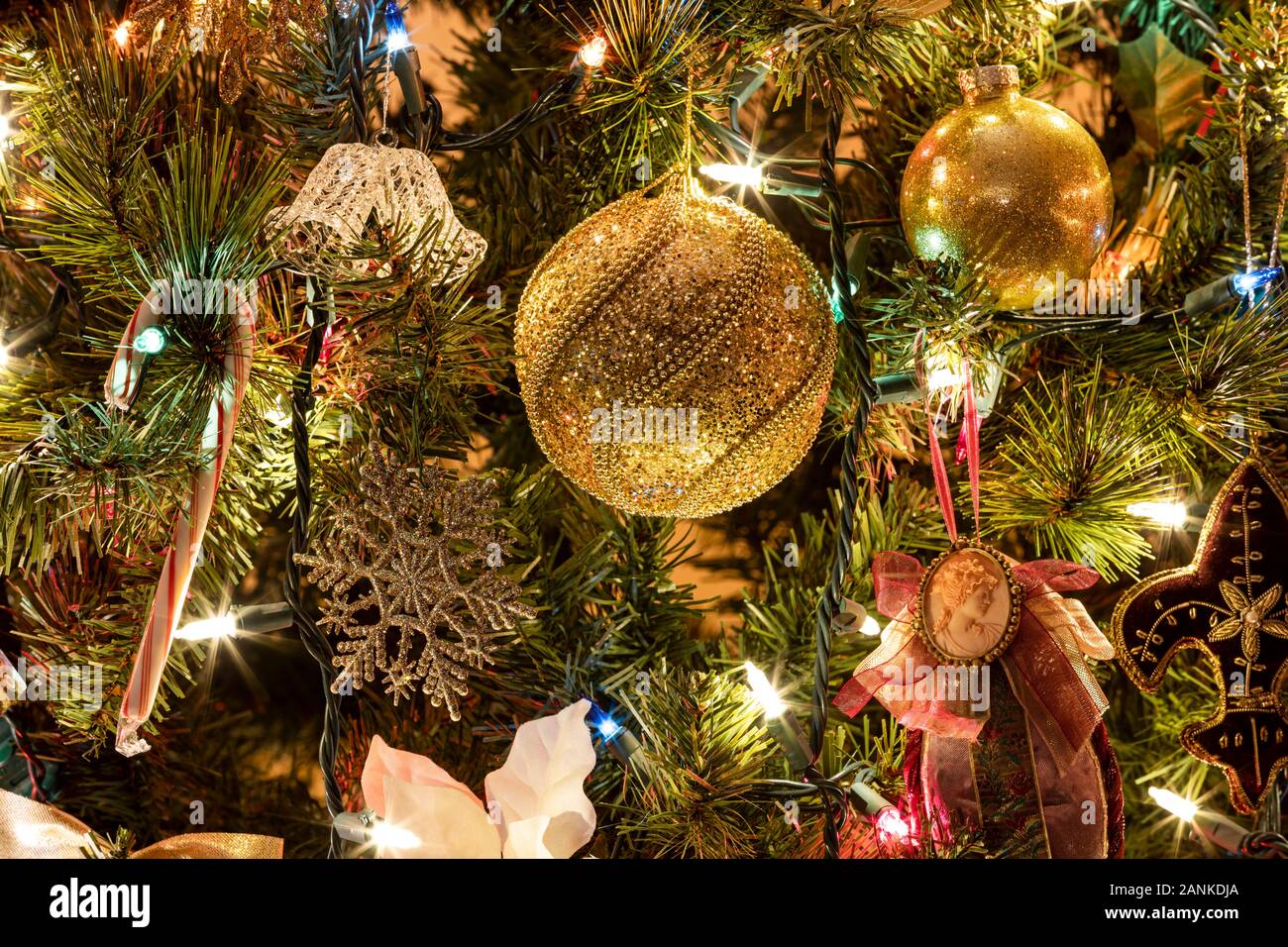 Weihnachtsbaum mit Ornamenten und Leuchten Stockfoto