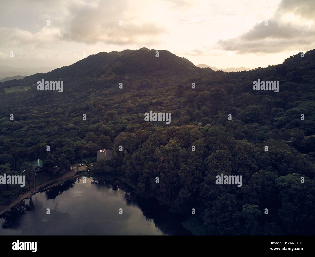See auf dem Hügel im Sonnenuntergang Antenne oben drone Ansicht Stockfoto