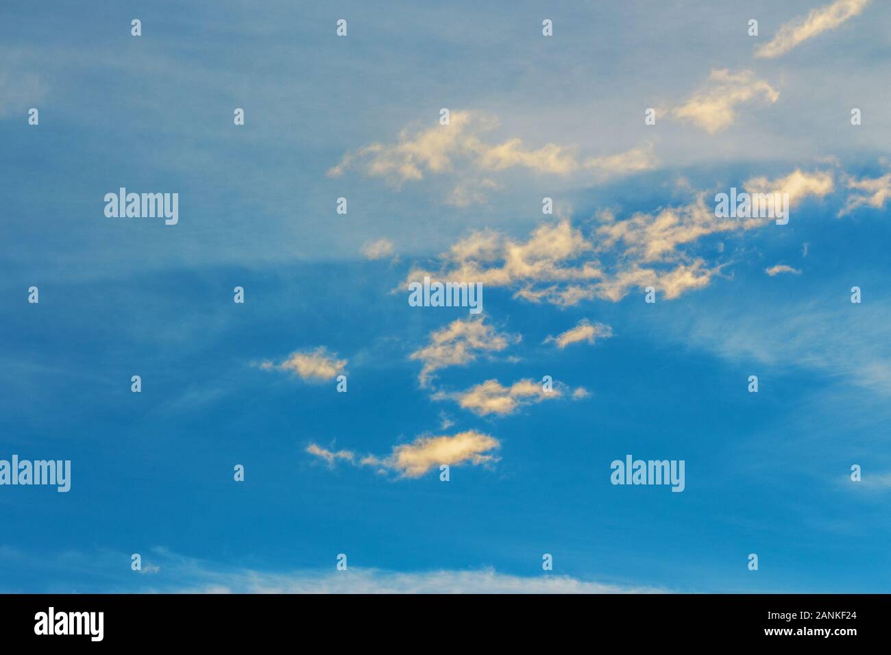 Goldene Wolken am blauen Himmel bei Sonnenuntergang. schöne Natur Hintergrund. wunderbare Atmosphäre Landschaft am Abend. Schlechte Aussichten am Abend anhand von quantitativen Simulatio Stockfoto