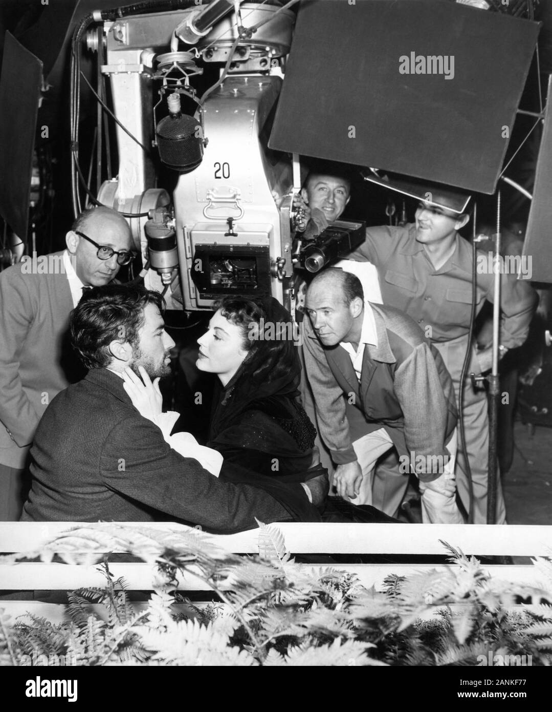 AVA GARDNER und Gregory Peck auf offener Stellen mit dem Regisseur Robert Siodmak (Gläser) und Kameramann George FOLSEY (Hockend rechts) mit Kamera Crew während der Dreharbeiten des großen Sünder 1949 Drehbuch Ladislaus Fodor und Christopher Isherwood Roman Fjodor Dostojewski Metro Goldwyn Mayer Stockfoto