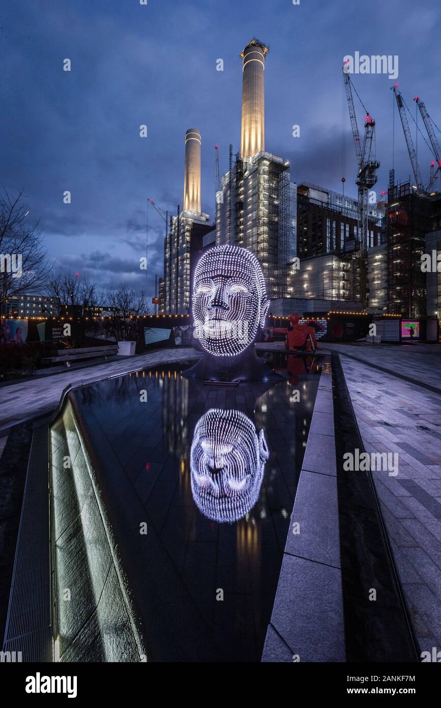 London, England, Großbritannien - 15. Januar 2020: Talking Heads Art Installation von Victor Vicsek von Battersea Power Station in London. Stockfoto