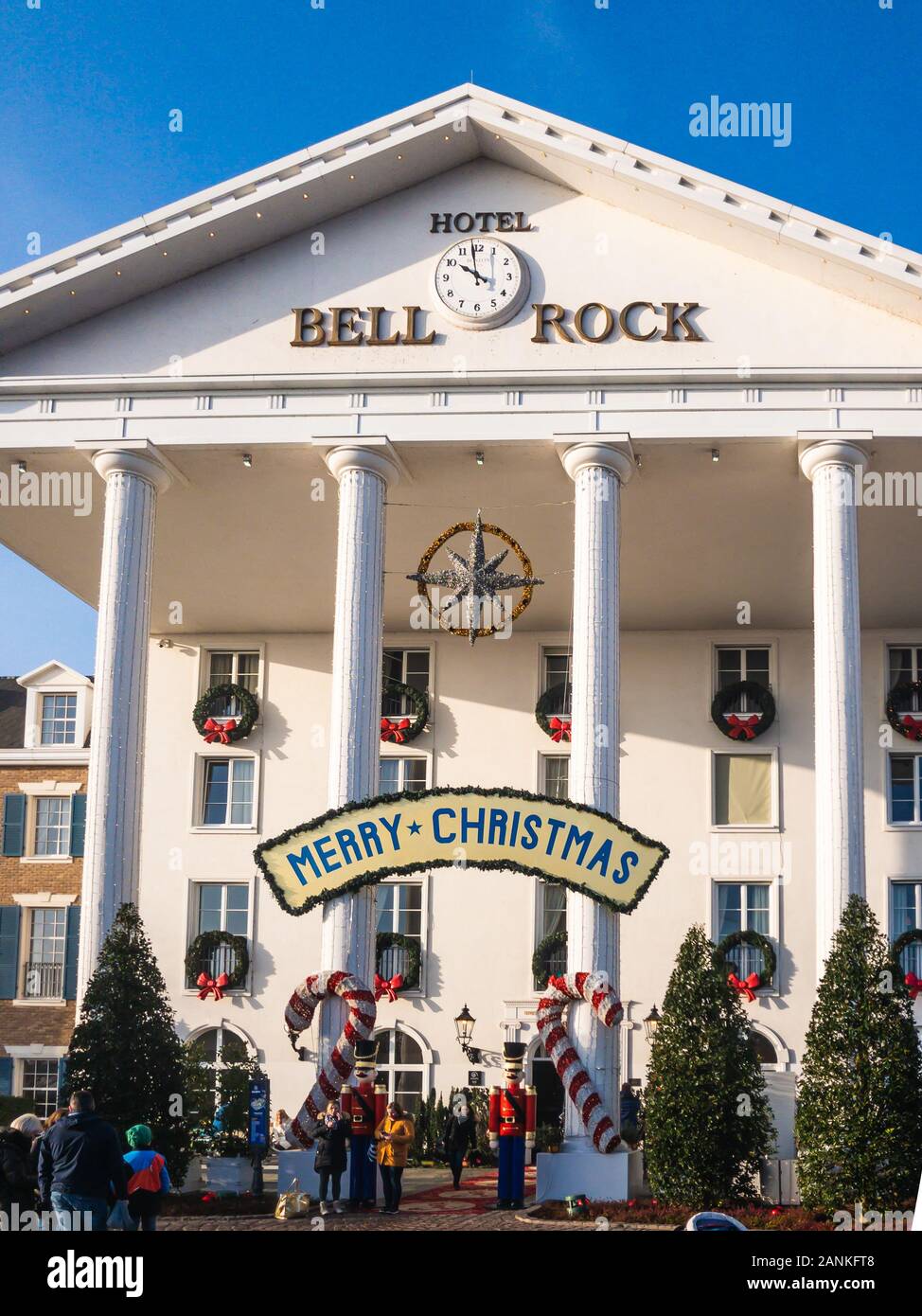 Rust, Deutschland - 01.06.2020: Eingang der vier Sterne superior Hotel 'Bell Rock'im Europa Park an Weihnachten in der Wintersaison Stockfoto