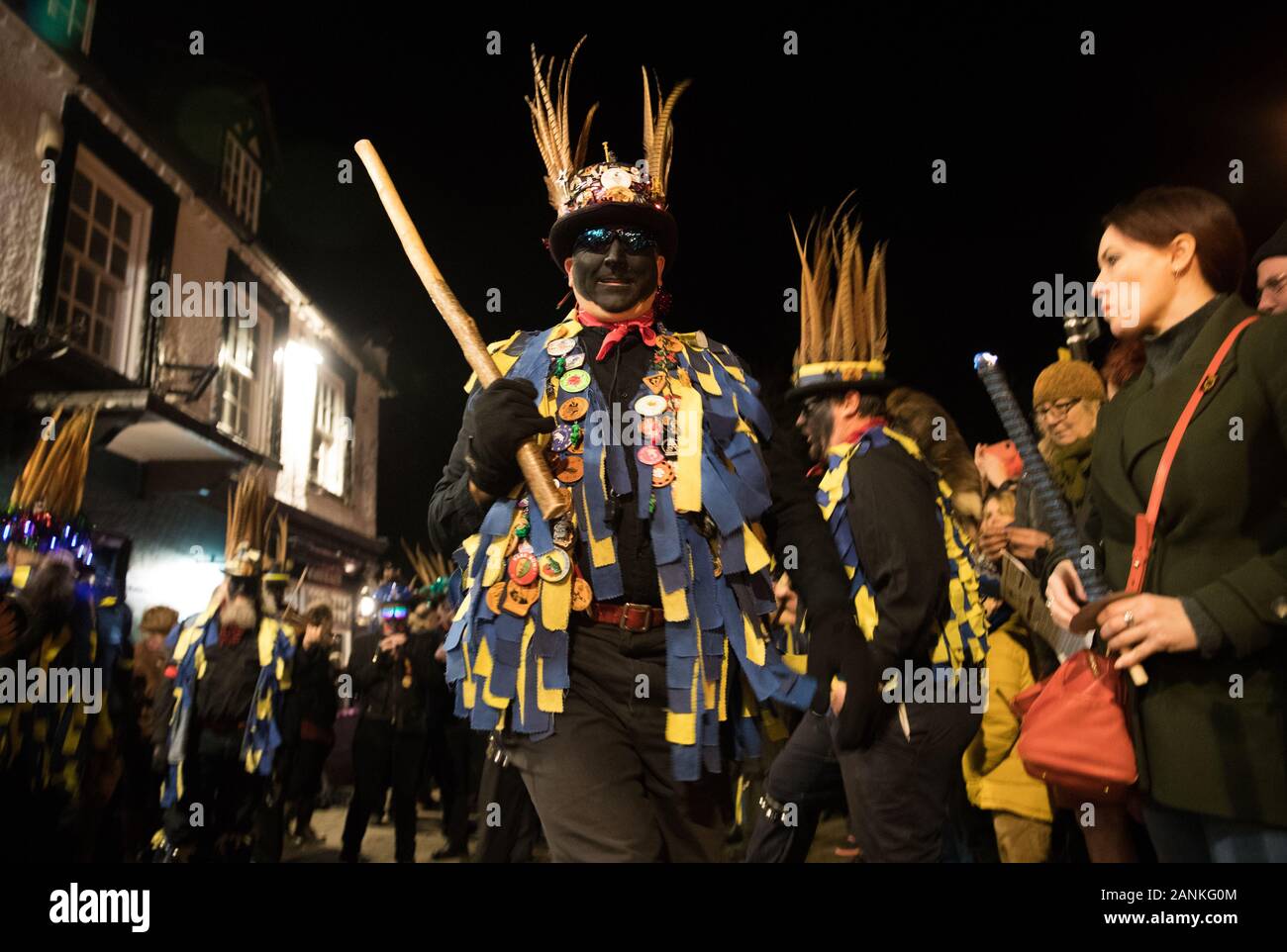 Mitglieder des Hakens Eagle Morris Dancers Tanz außerhalb der Wagen und Pferde Pub, bevor Sie sich im Vaughan Millennium Apple Orchard für einen 'Wassail" in Hartley Wintney, Hampshire. Stockfoto