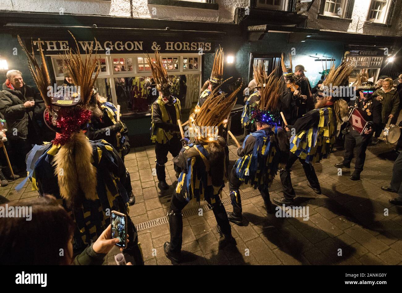 Mitglieder des Hakens Eagle Morris Dancers Tanz außerhalb der Wagen und Pferde Pub, bevor Sie sich im Vaughan Millennium Apple Orchard für einen 'Wassail" in Hartley Wintney, Hampshire. Stockfoto