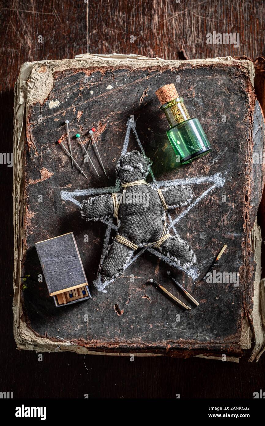 Creepy voodoo Puppe mit Feuer verbrannt als Schaden Stockfotografie Alamy