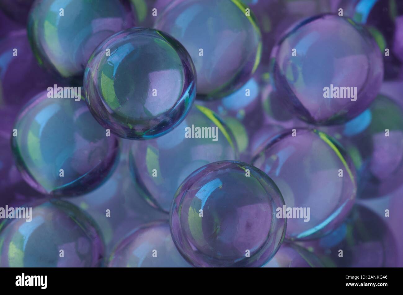 Bunte lila Kugeln aus Glas Nahaufnahme Hintergrund Stockfoto