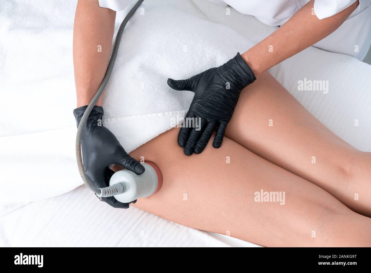 Schone Frau Kavitation Verfahren Entfernen Cellulite An Den Beinen Und Gesass An Schonheit Klinik Stockfotografie Alamy