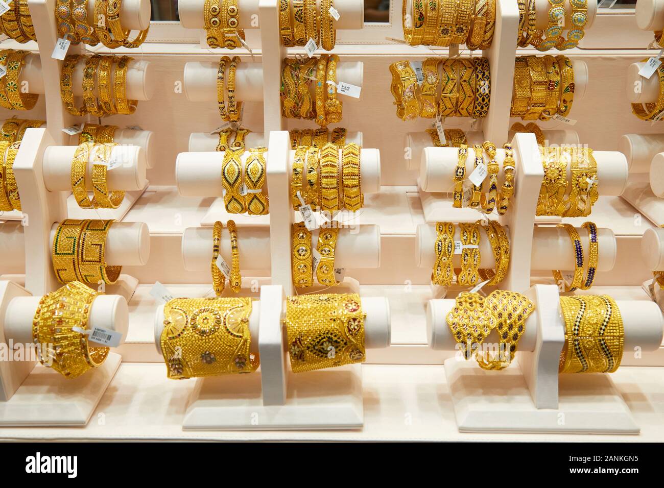 DUBAI, VEREINIGTE ARABISCHE EMIRATE - November 21, 2019: Dubai Gold Souk Markt Fenster mit Schmuck, Armbänder und Luxus Accessoires Stockfoto