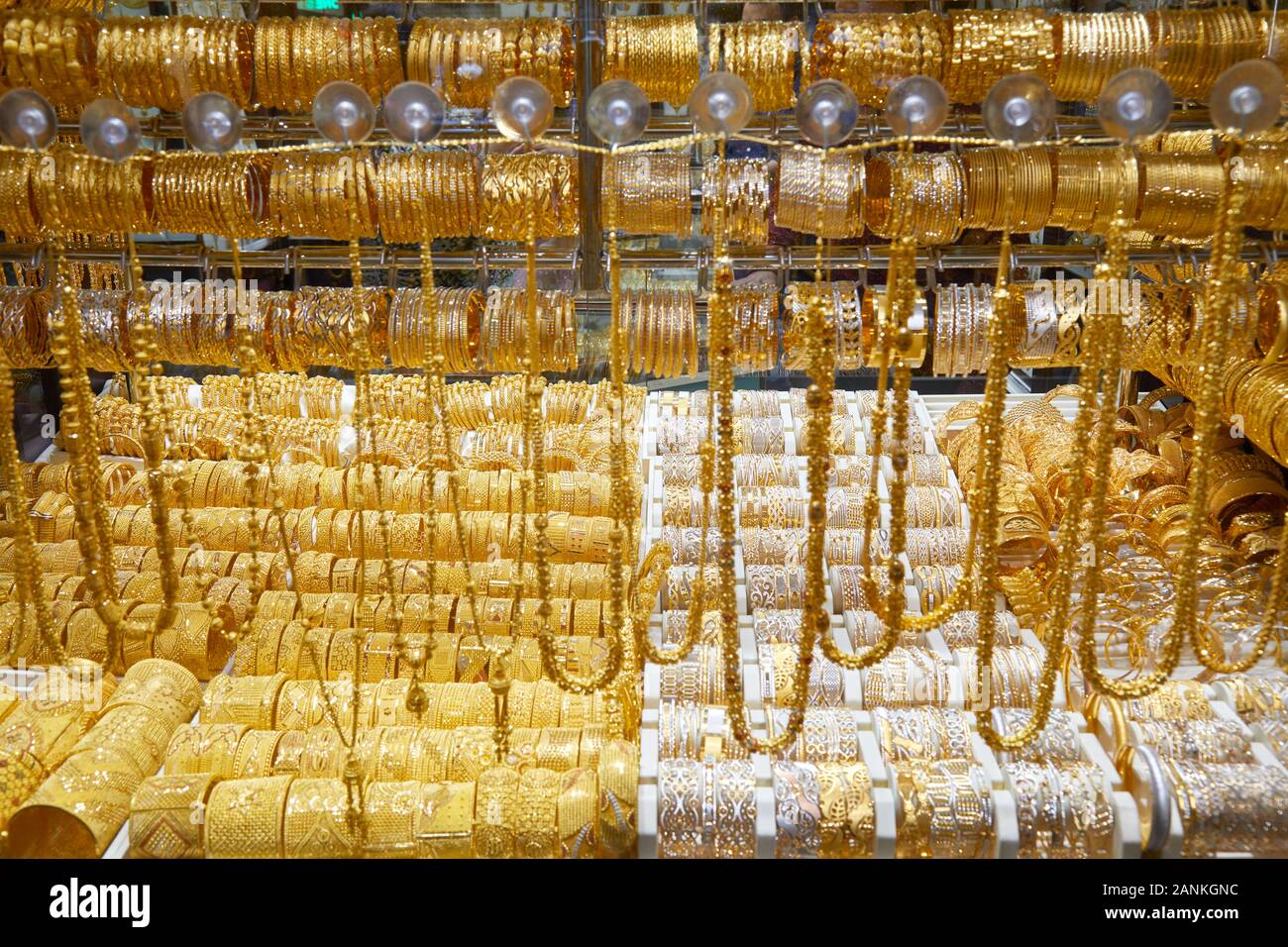 Dubai Gold Souk Markt Fenster mit Schmuck, Halsketten, Armbänder und Luxus Accessoires Stockfoto