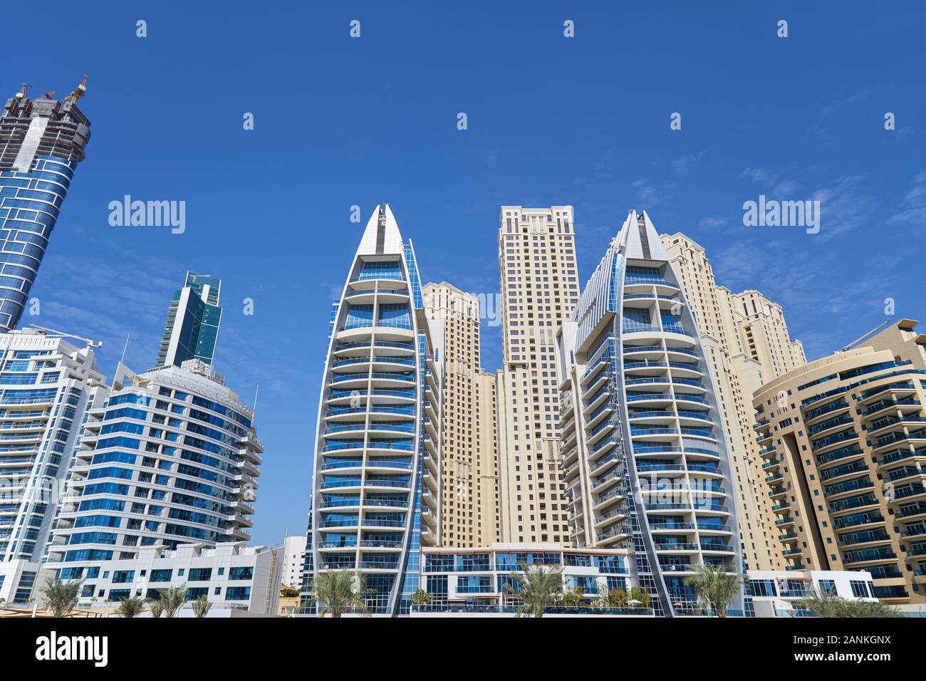 DUBAI, VEREINIGTE ARABISCHE EMIRATE - 23. NOVEMBER 2019: der Yachthafen von Dubai Wolkenkratzer an einem sonnigen Tag, Clear blue sky in Dubai Stockfoto