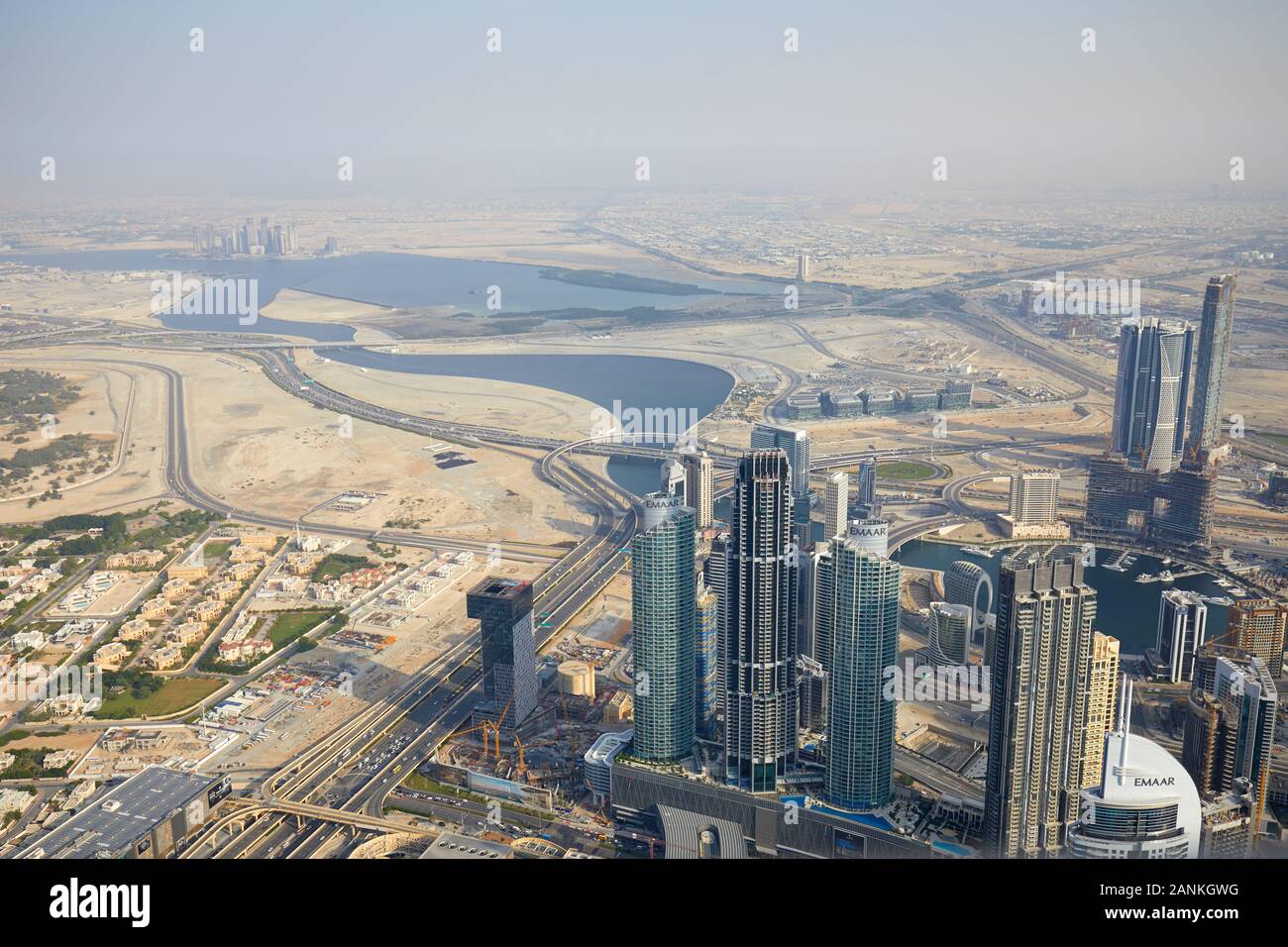 DUBAI, VEREINIGTE ARABISCHE EMIRATE - November 19, 2019: Dubai City Luftbild mit modernen Wolkenkratzern an einem sonnigen Tag Stockfoto
