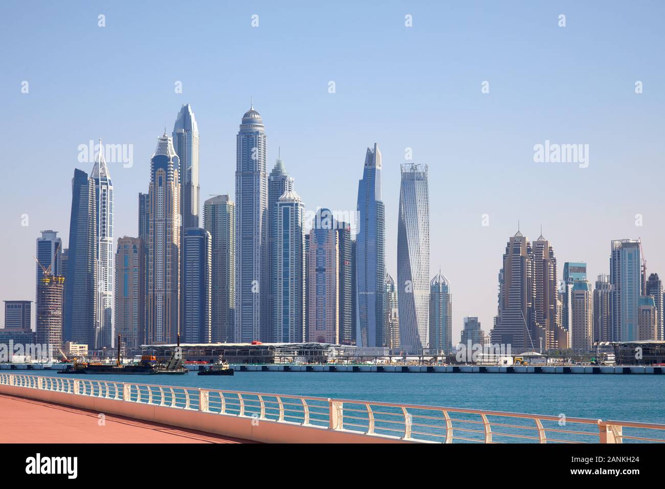 DUBAI, VEREINIGTE ARABISCHE EMIRATE - 22. NOVEMBER 2019: Dubai Marina Skyline mit wolkenkratzern an einem sonnigen Tag, blauer Himmel in Dubai Stockfoto