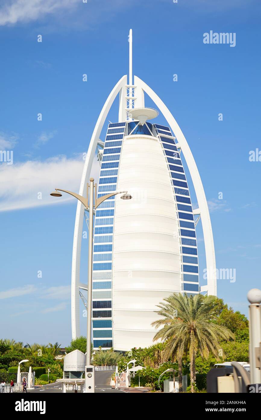 DUBAI, VEREINIGTE ARABISCHE EMIRATE - November 23, 2019: Burj Al Arab, Luxushotel mit Palmen an einem sonnigen Tag, blauer Himmel in Dubai Stockfoto
