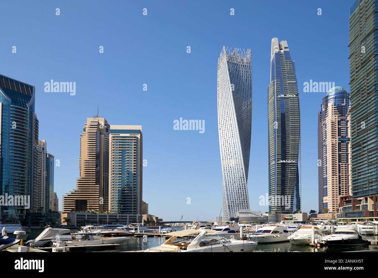 DUBAI, VEREINIGTE ARABISCHE EMIRATE - 23. NOVEMBER 2019: der Yachthafen von Dubai Wolkenkratzer und Hafen mit Booten und Yachten an einem sonnigen Tag, Clear blue sky in Dubai Stockfoto