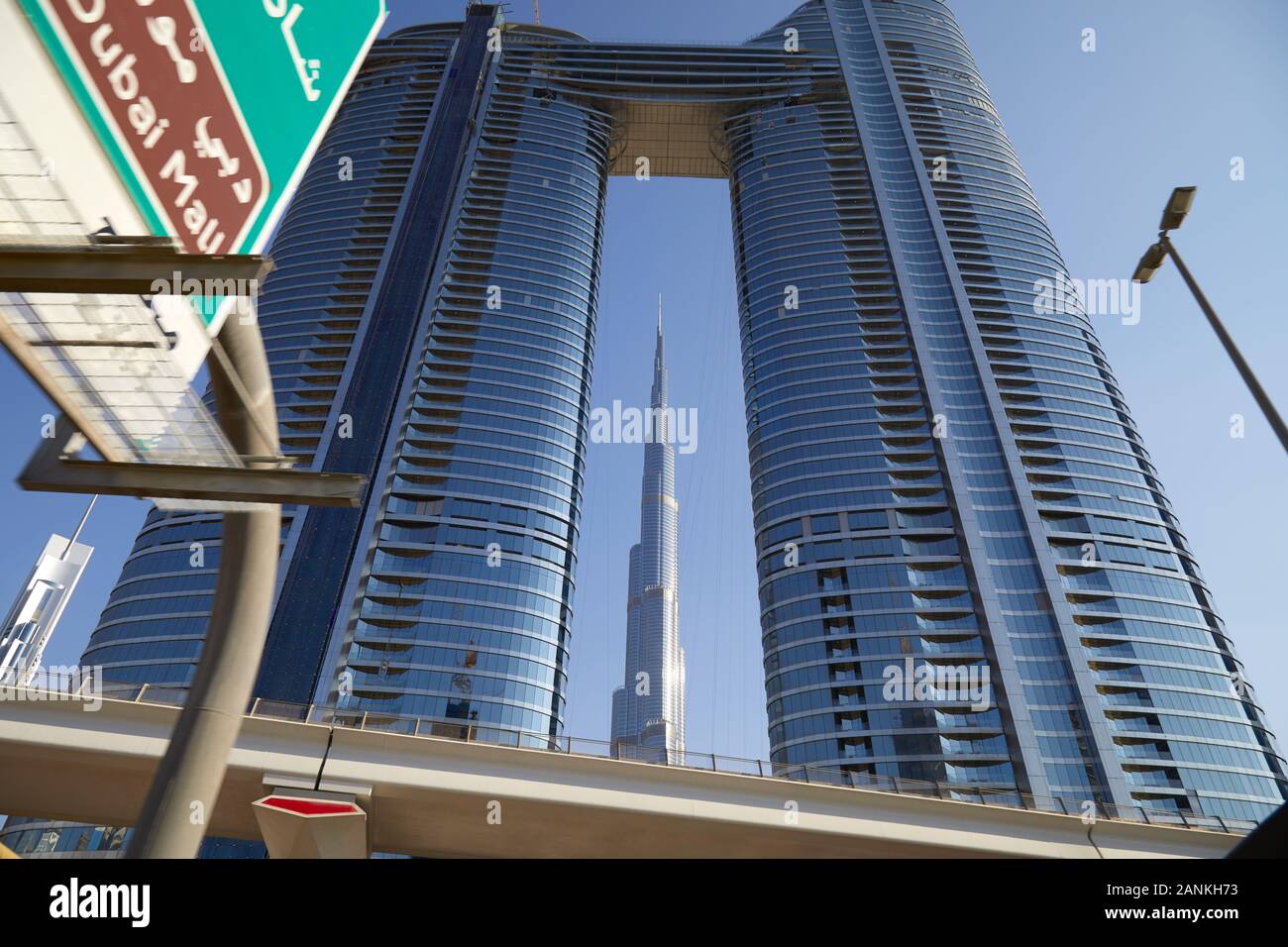 DUBAI, VEREINIGTE ARABISCHE EMIRATE - November 23, 2019: Wolkenkratzer Burj Khalifa und Adresse Sky View Towers in einer klaren sonnigen Tag, niedrigen Winkel Winkel anzeigen Stockfoto
