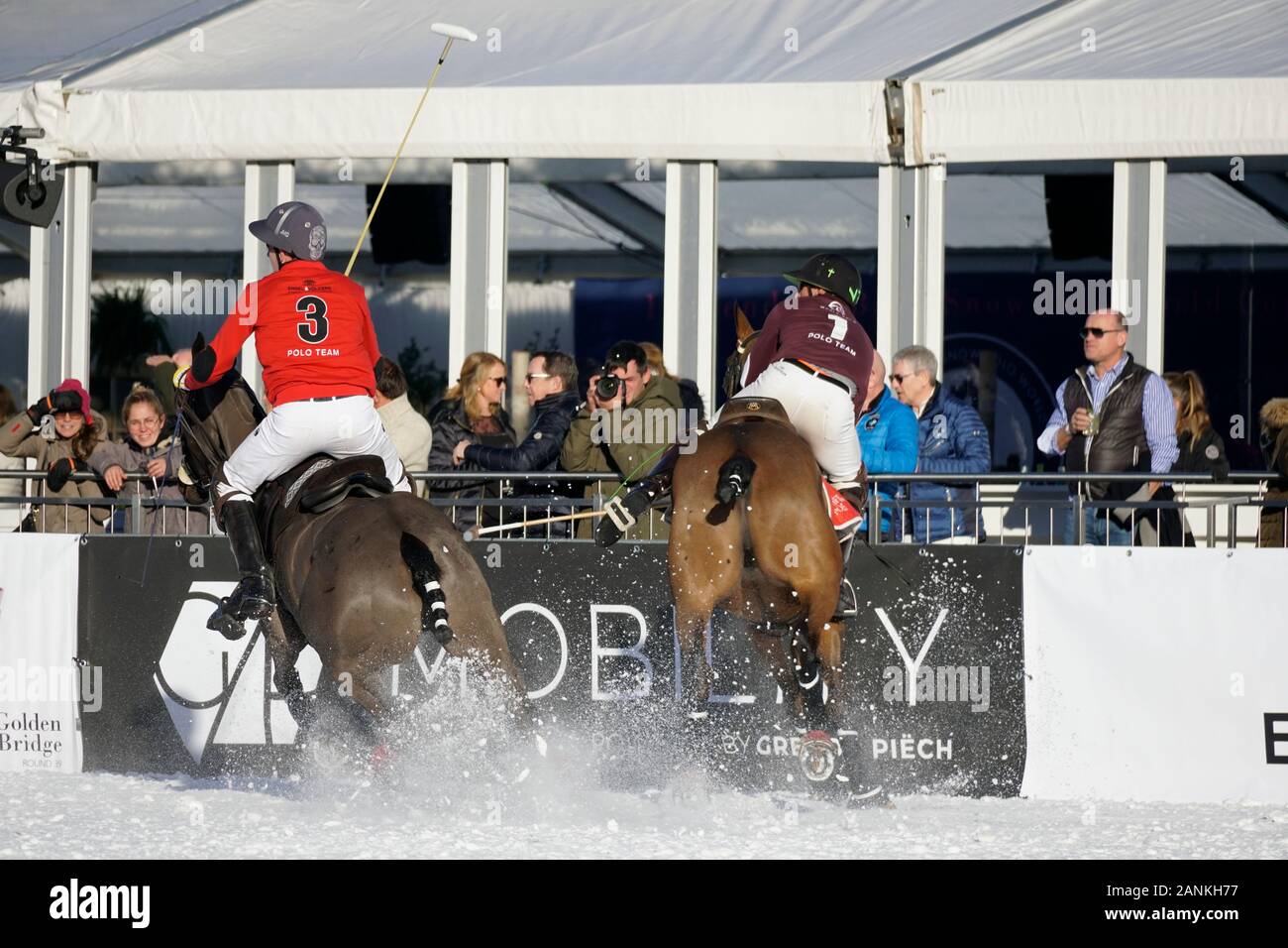 Kitzbühel, Österreich. 17. Jan 2020. Jonny Guten n.3 rot Polo Shirt (GB) in der Aktion am 18. Bendura Bank Snow Polo World Cup in Kitzbühel, Österreich, 16. - 19. Januar 2020 Credit: AlfredSS/Alamy leben Nachrichten Stockfoto