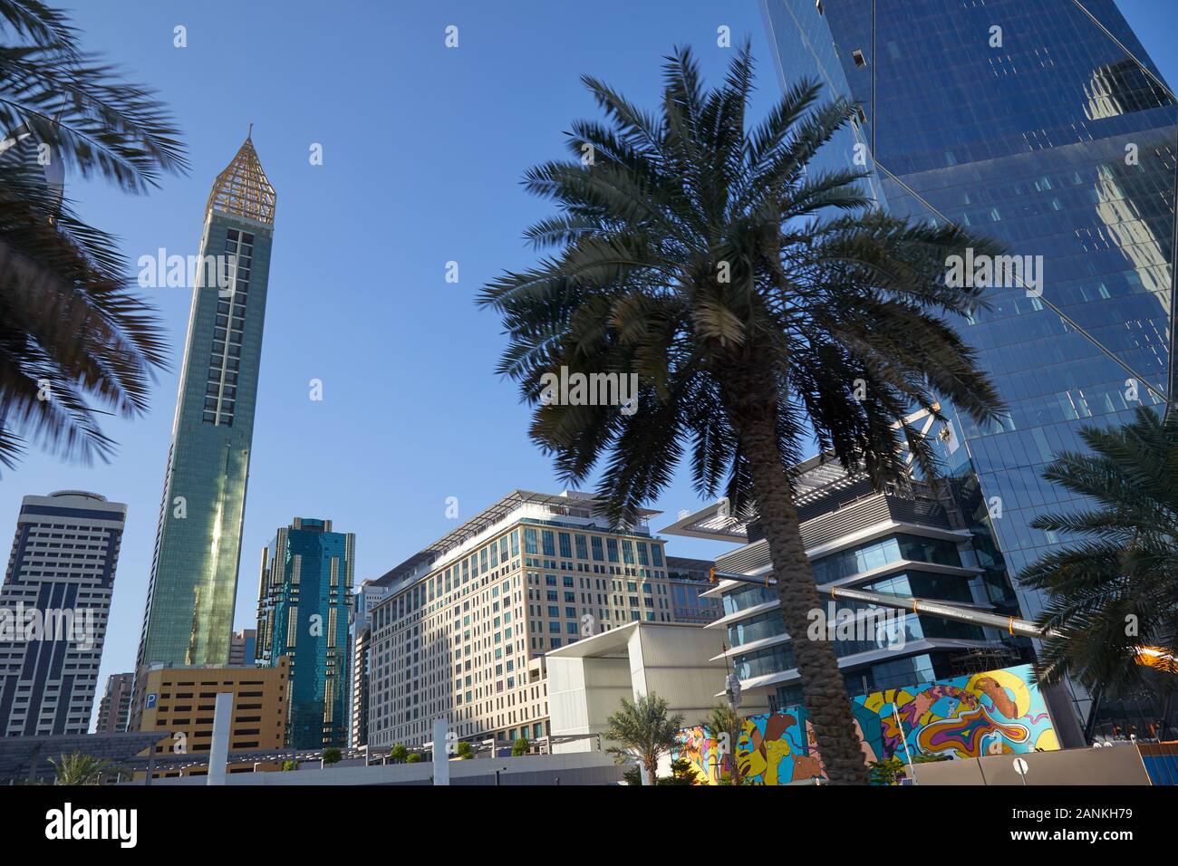 DUBAI, VEREINIGTE ARABISCHE EMIRATE - November 23, 2019: Dubai Financial District, modernen Wolkenkratzern und Palmen in den sonnigen Tag, blauer Himmel Stockfoto