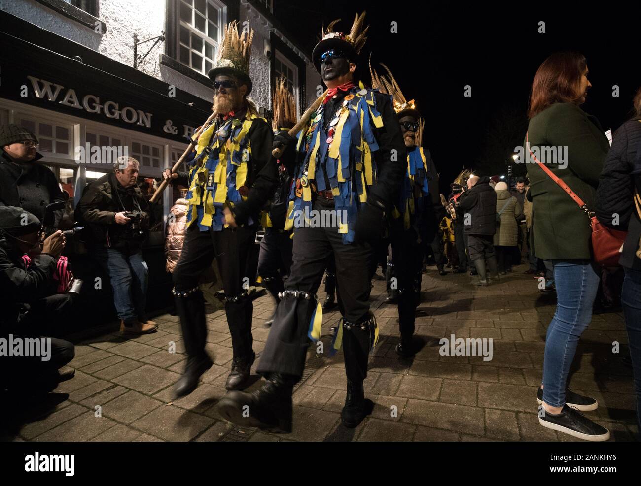 Mitglieder des Hakens Eagle Morris Dancers Tanz außerhalb der Wagen und Pferde Pub, bevor Sie sich im Vaughan Millennium Apple Orchard für einen 'Wassail" in Hartley Wintney, Hampshire. Stockfoto