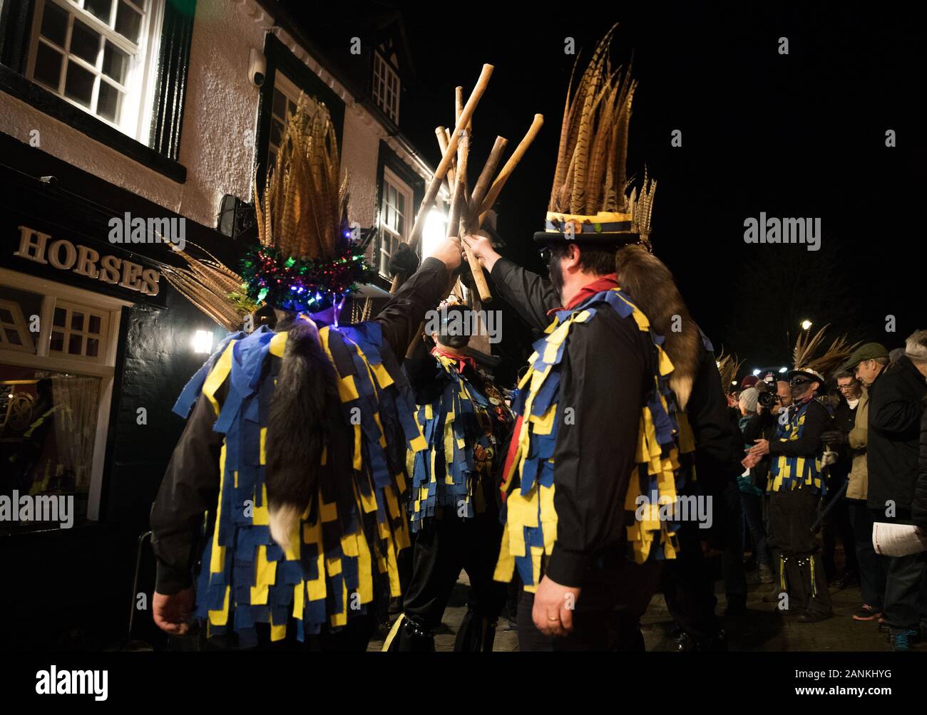 Mitglieder des Hakens Eagle Morris Dancers Tanz außerhalb der Wagen und Pferde Pub, bevor Sie sich im Vaughan Millennium Apple Orchard für einen 'Wassail" in Hartley Wintney, Hampshire. Stockfoto