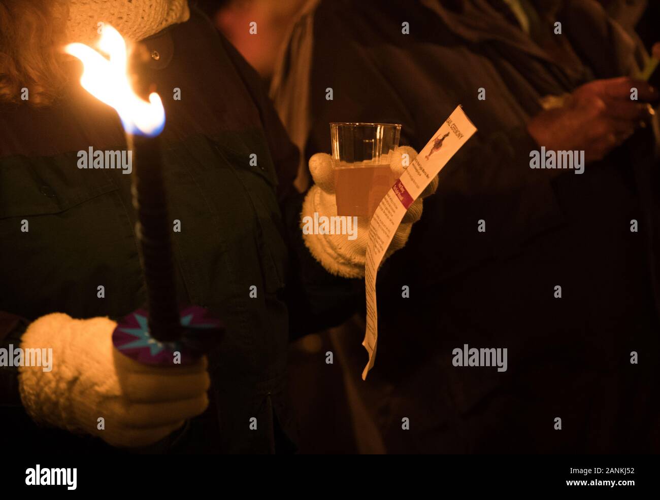 Ein Mitglied Der öffentlichen Getränke einige Apfelwein in der Vaughan Millennium Apple Orchard während einer "wassail" in Hartley Wintney, Hampshire. PA-Foto. Bild Datum: Freitag, Januar 17, 2020. Photo Credit: Andrew Matthews/PA-Kabel Stockfoto