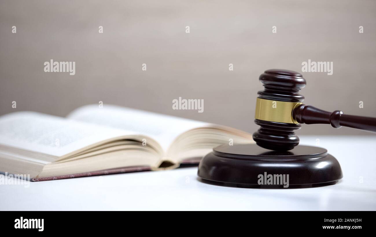 Buch auf dem Tisch, gavel steht auf soliden Block, Regierung, Verfassung, Gesetz, um Stockfoto