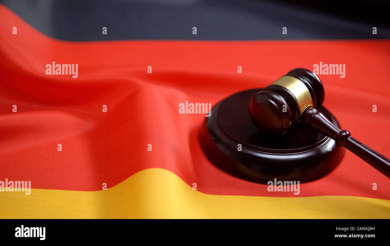 Hammer liegen auf Sound Block gegen die deutsche Flagge, nationalen Rechtssystem, Recht Stockfoto