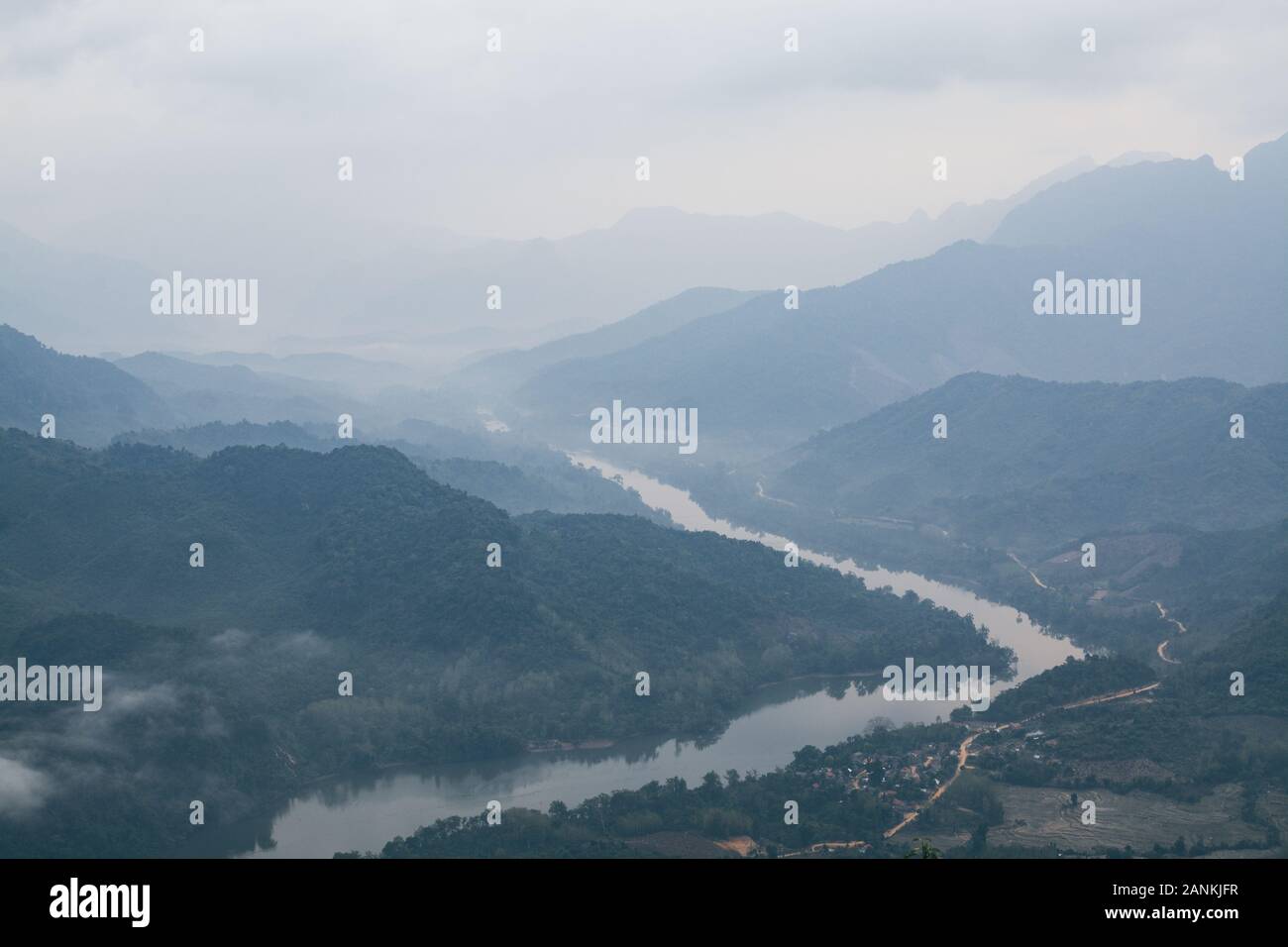 Panoramablick über Neblig Nam Ou Fluss in der Nähe von Nong Khiaw Dorf, Laos Stockfoto